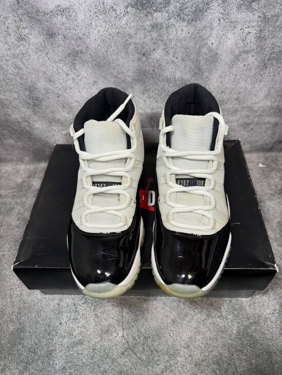 Size 9.5 | Jordan 11 Concord With Box | Pre-Owned main image 5